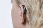 Kvinde-med-Oticon-Opn-S